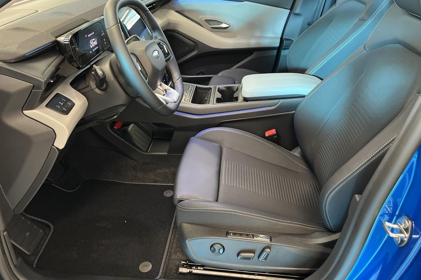 Ford Explorer iso kuva 8
