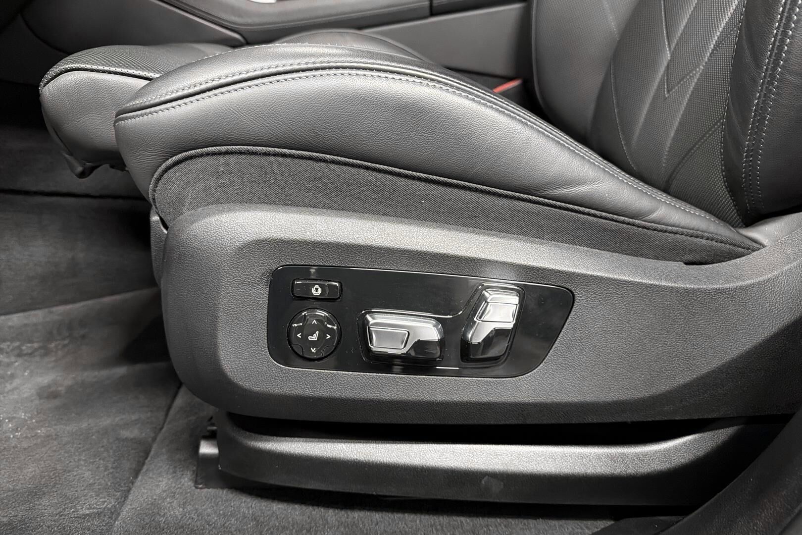 BMW XM iso kuva 14