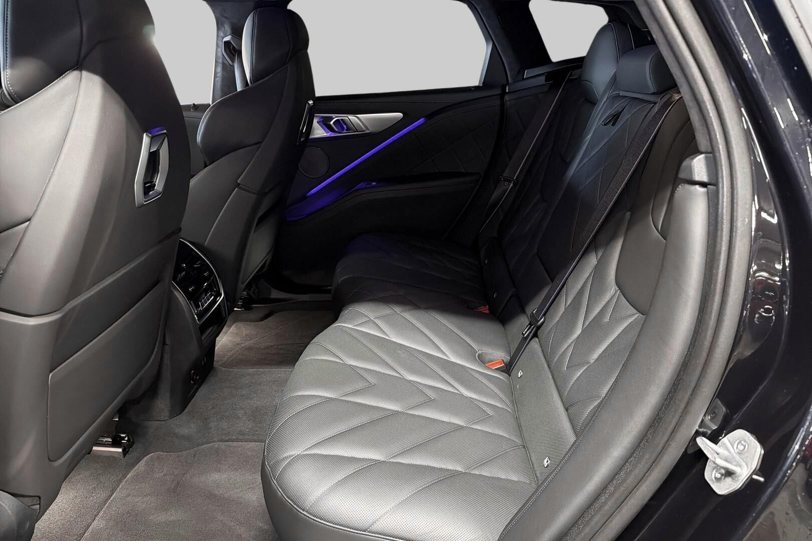 BMW XM iso kuva 8