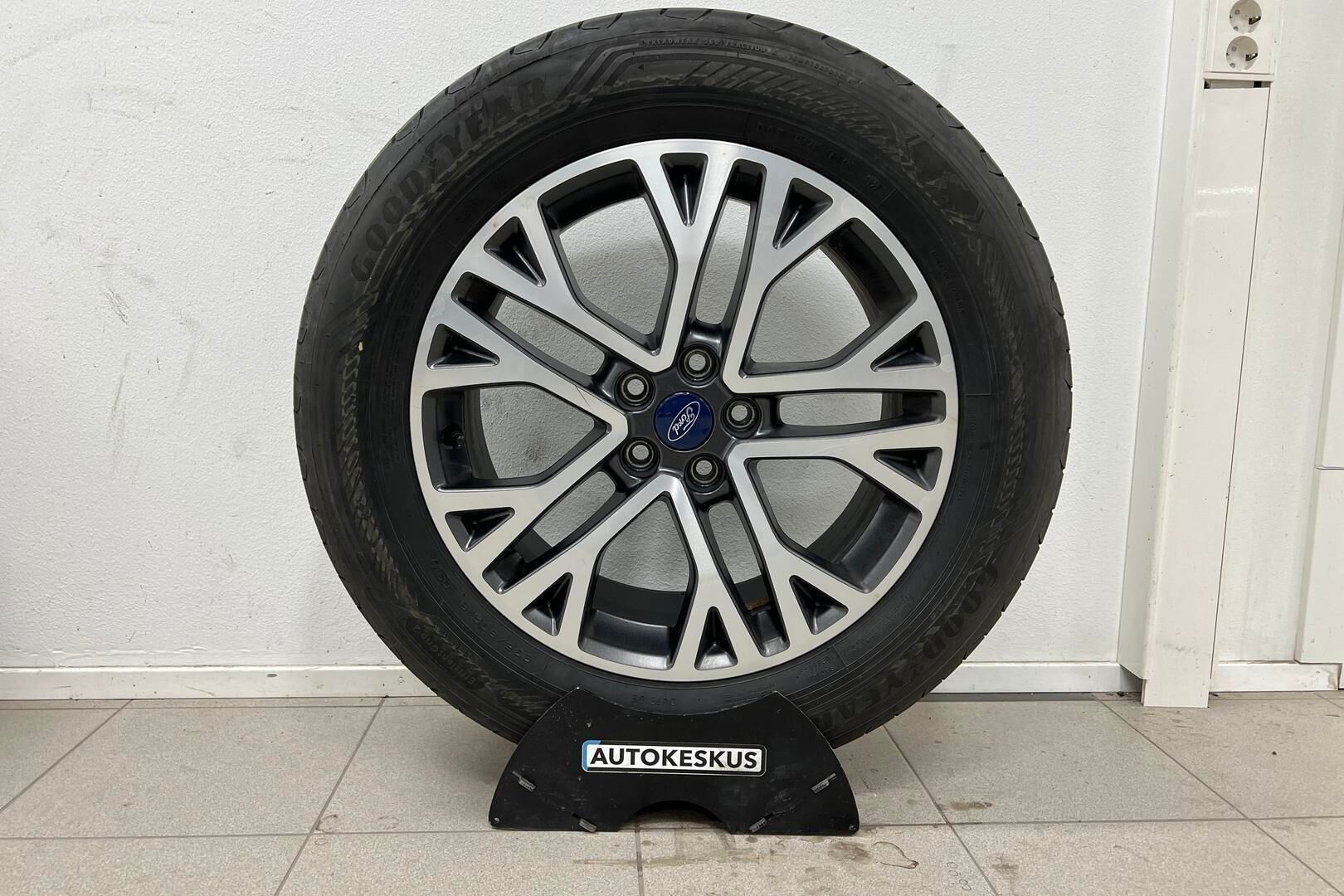 Ford Kuga iso kuva 21