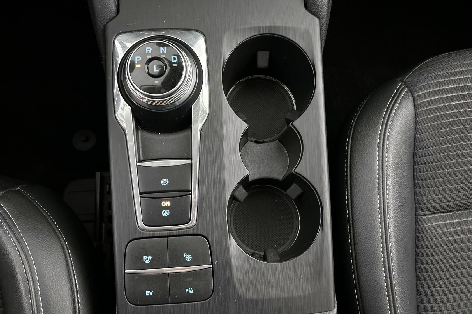 Ford Kuga iso kuva 19