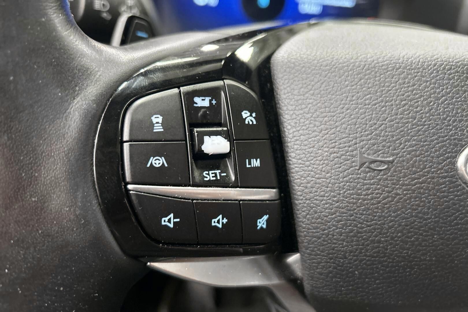Ford Explorer iso kuva 16