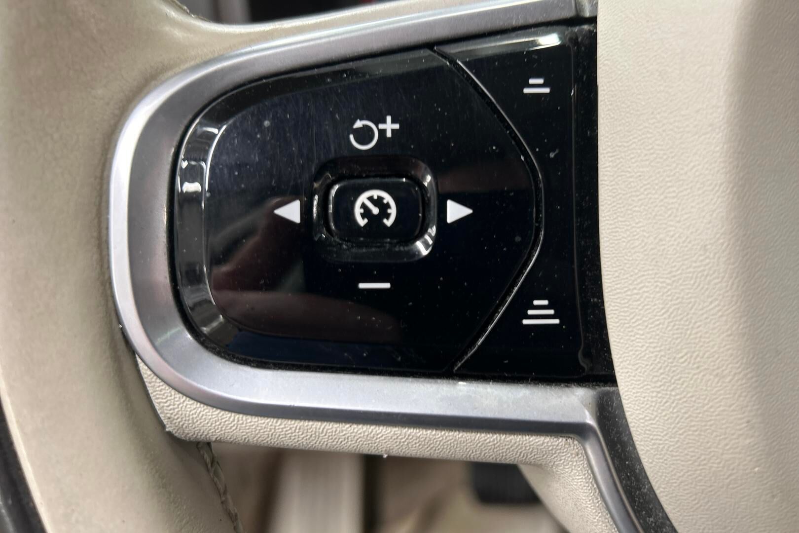 Volvo XC90 iso kuva 23