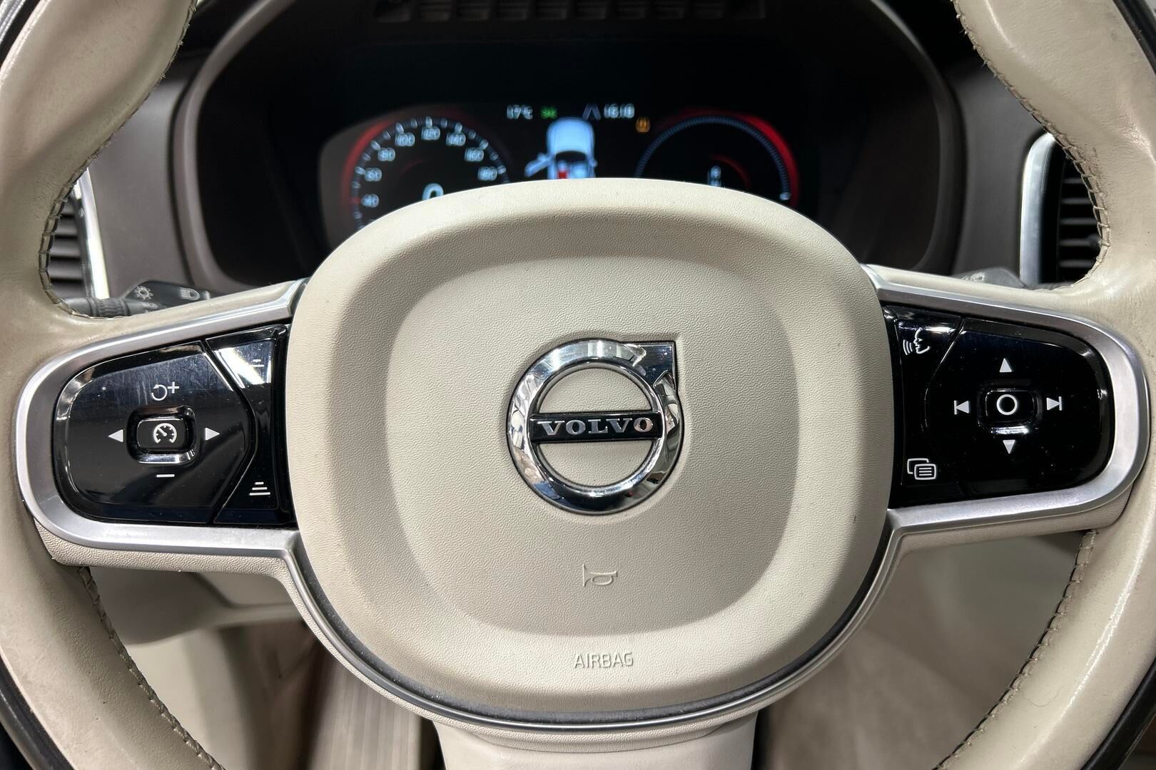 Volvo XC90 iso kuva 15