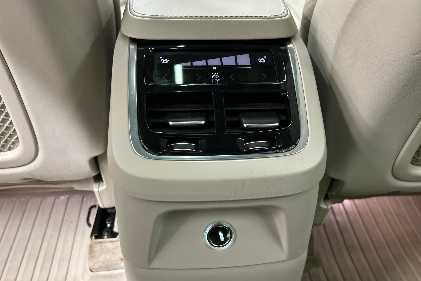 Volvo XC90 iso kuva 21