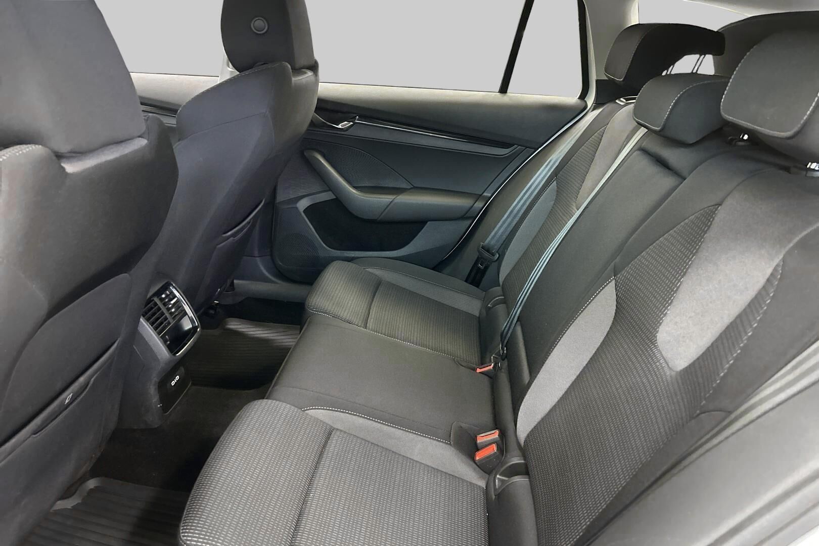 Skoda Octavia iso kuva 10