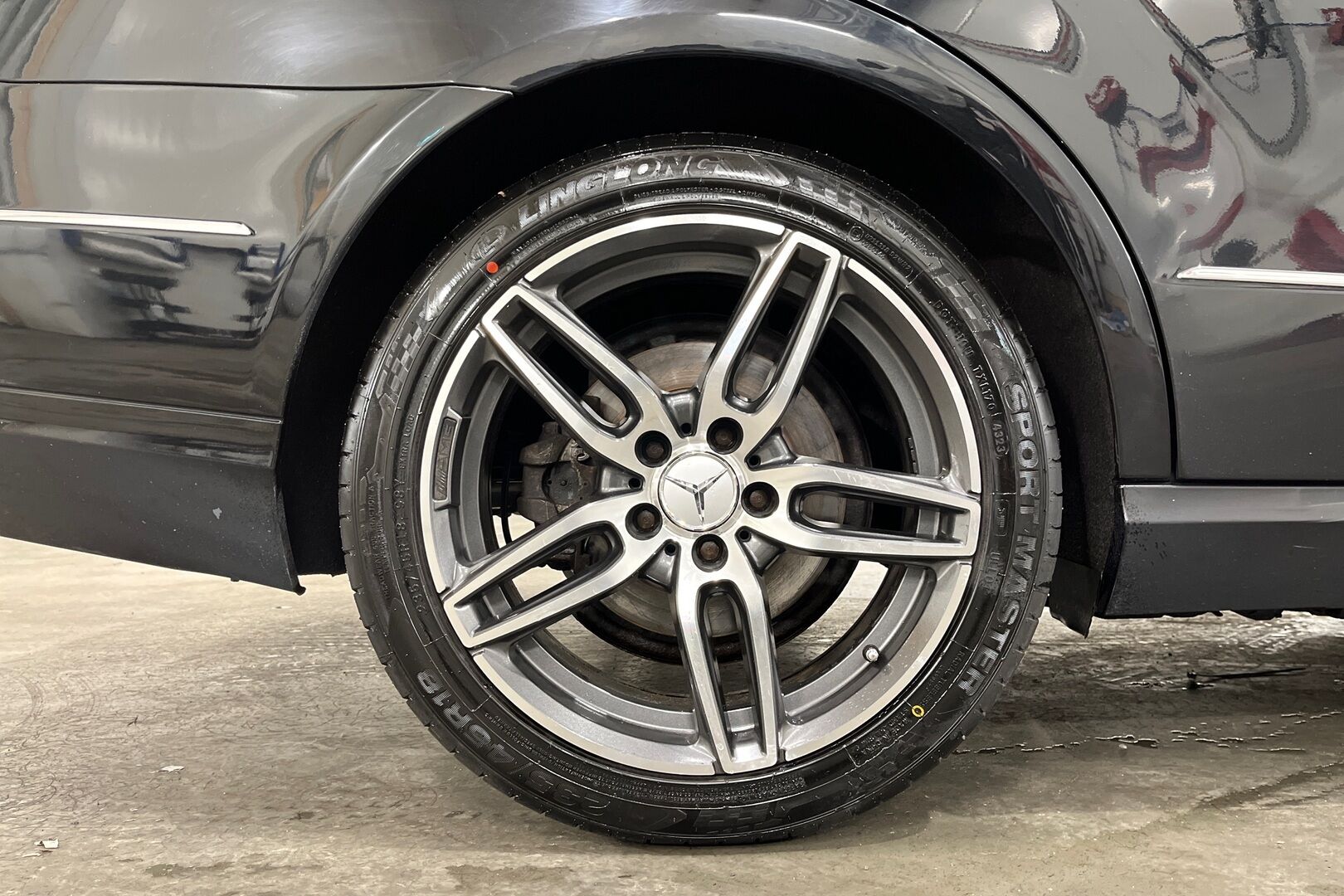 Mercedes-Benz E iso kuva 12