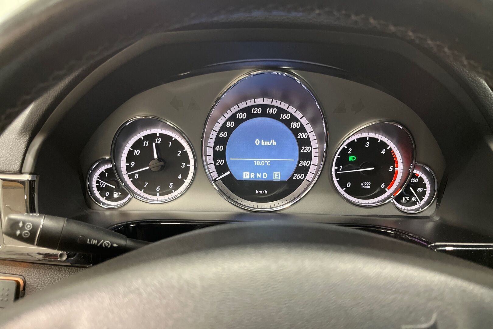 Mercedes-Benz E iso kuva 13