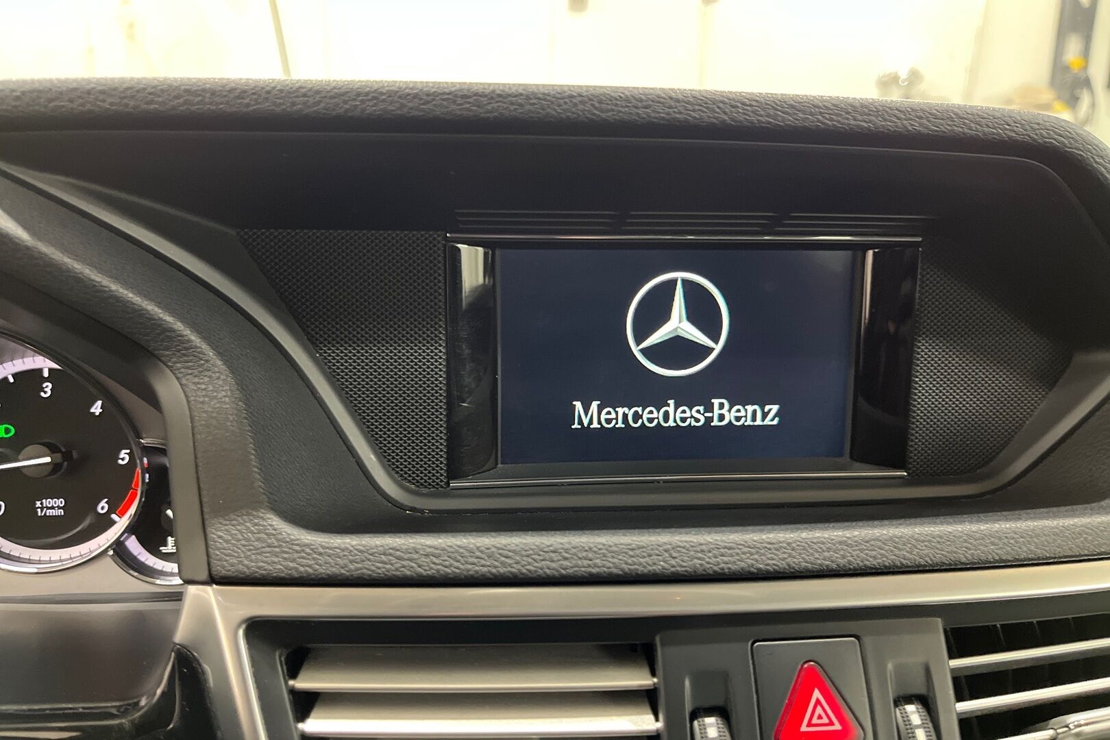 Mercedes-Benz E iso kuva 7