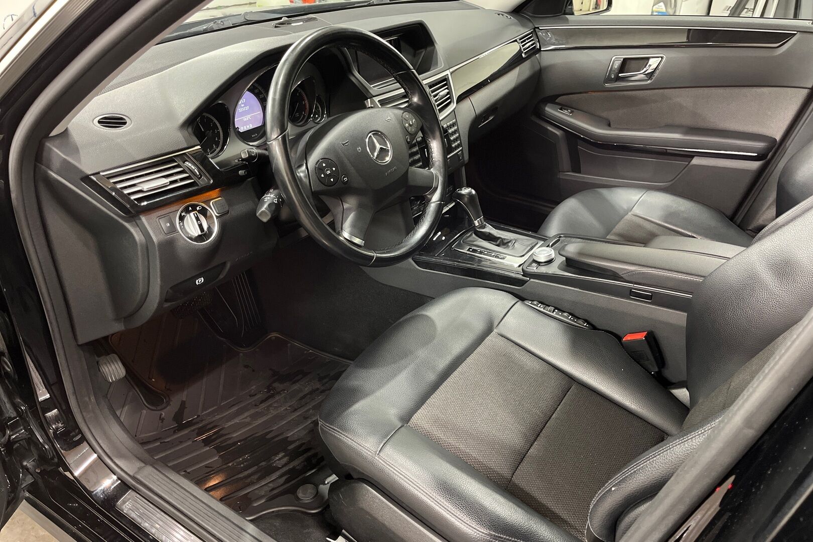 Mercedes-Benz E iso kuva 2