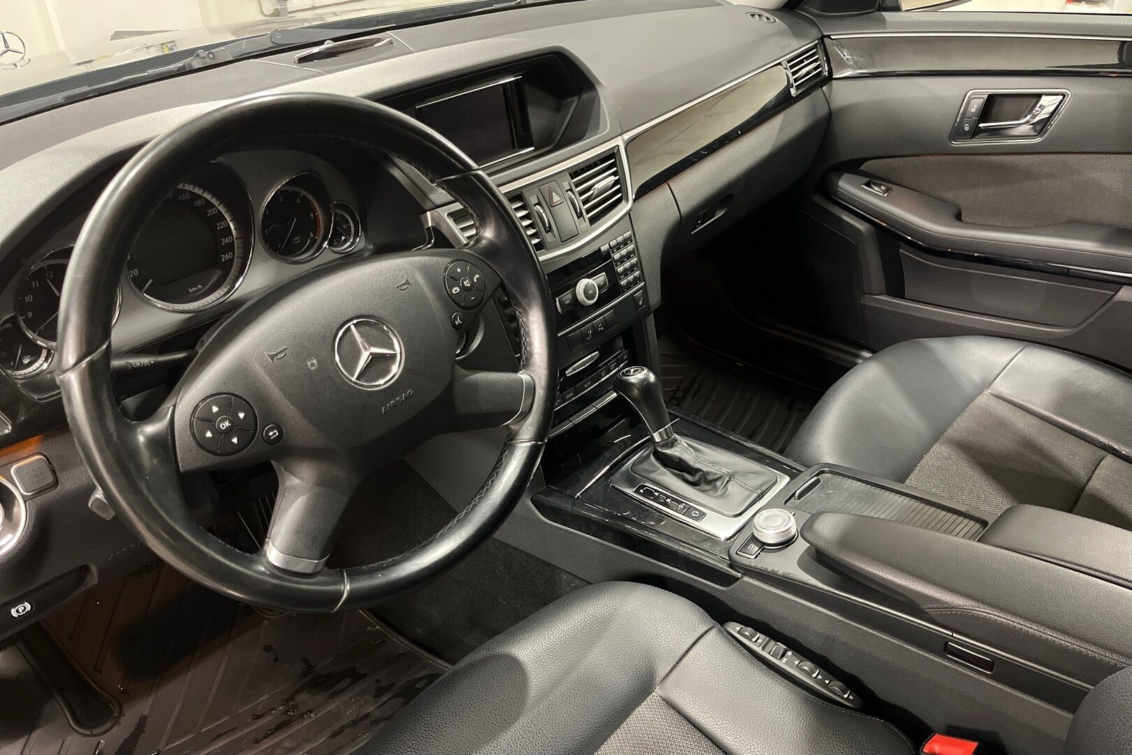 Mercedes-Benz E iso kuva 3