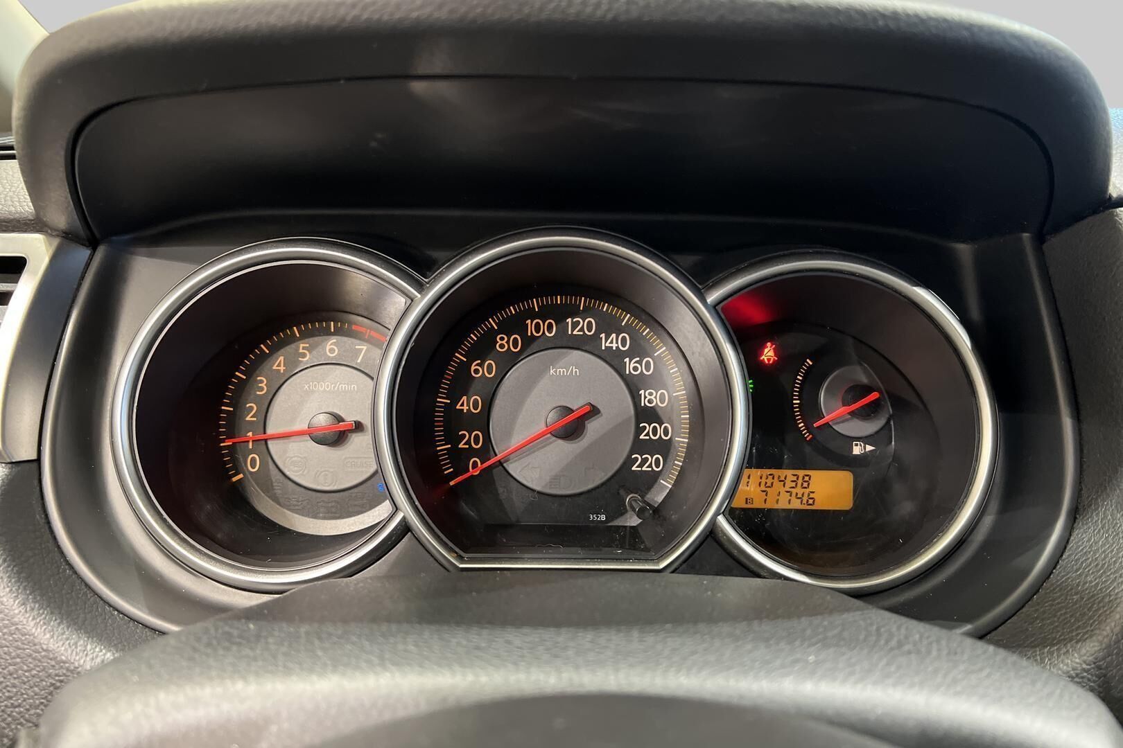 Nissan Tiida iso kuva 13