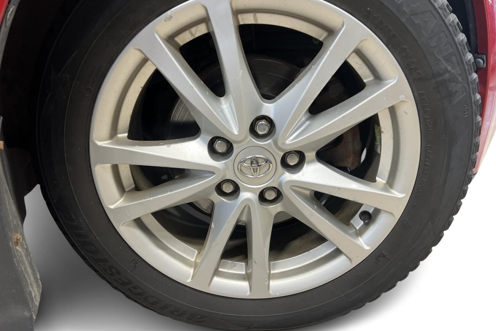 Toyota Avensis iso kuva 12