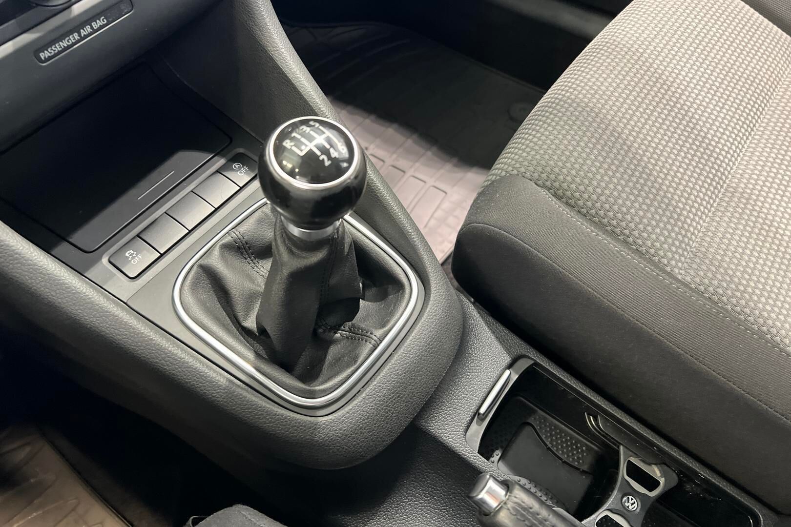 Volkswagen Golf iso kuva 17