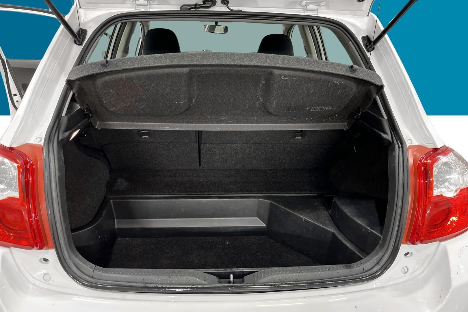 Toyota Auris iso kuva 12