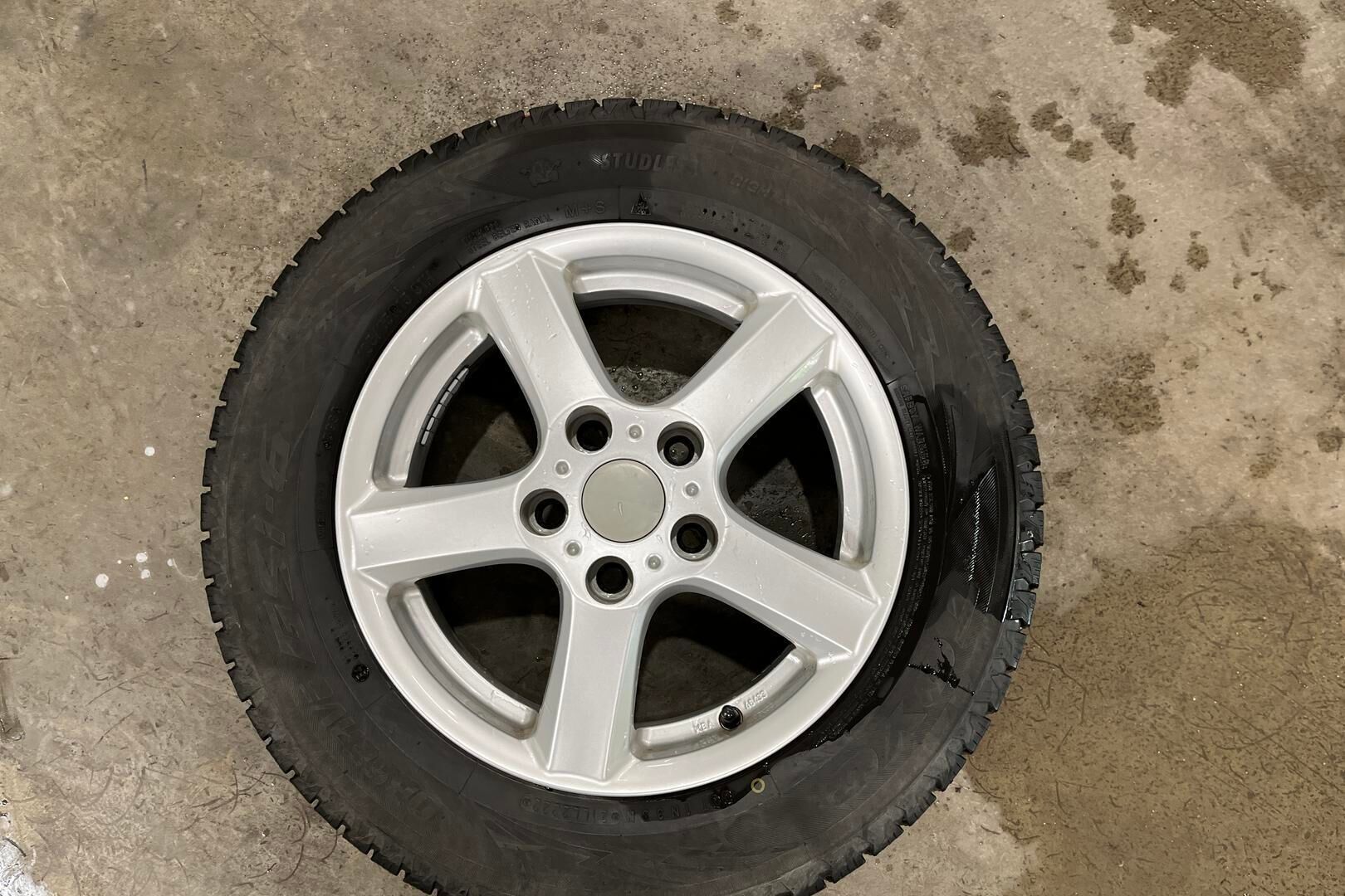 Toyota Auris iso kuva 14