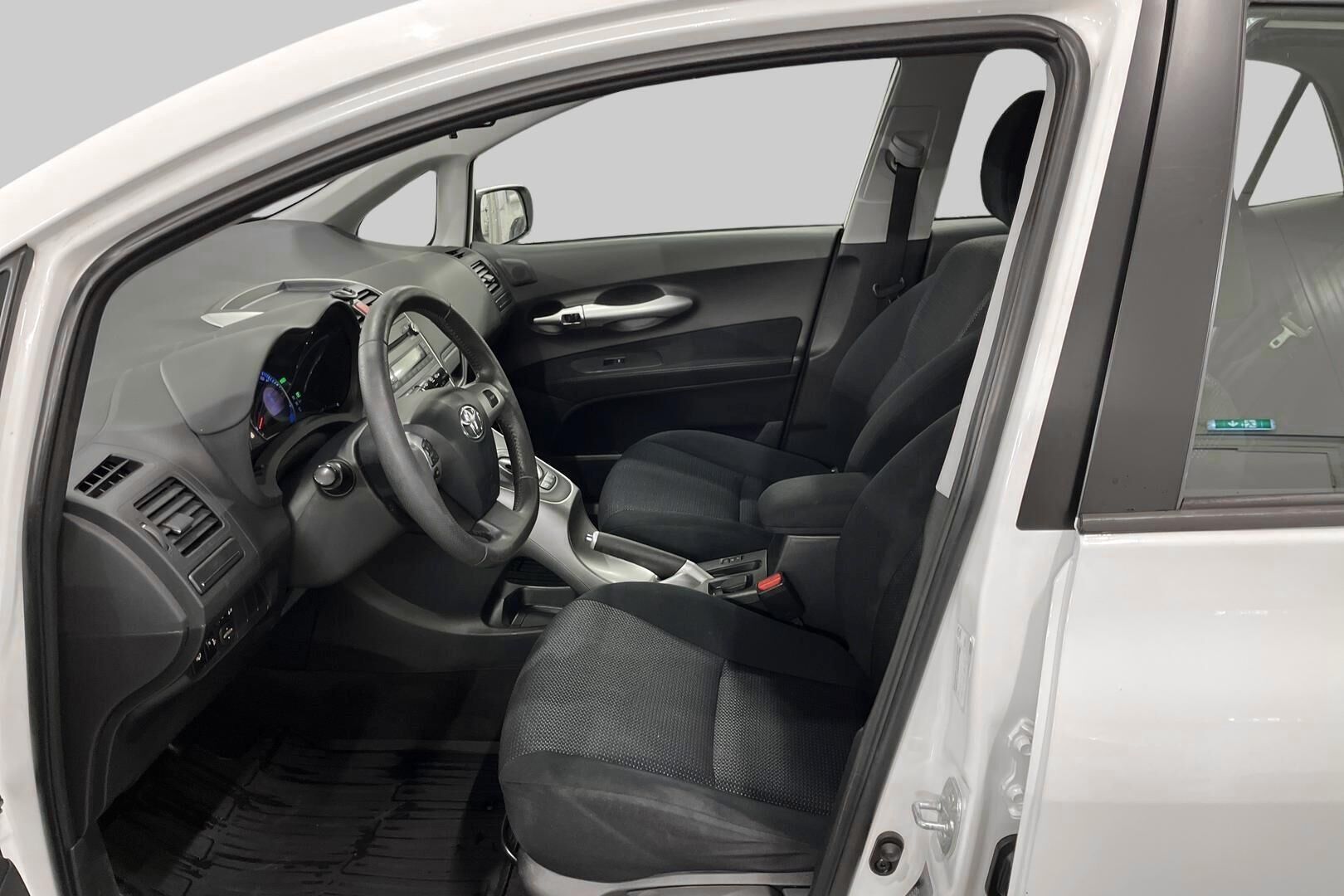 Toyota Auris iso kuva 9