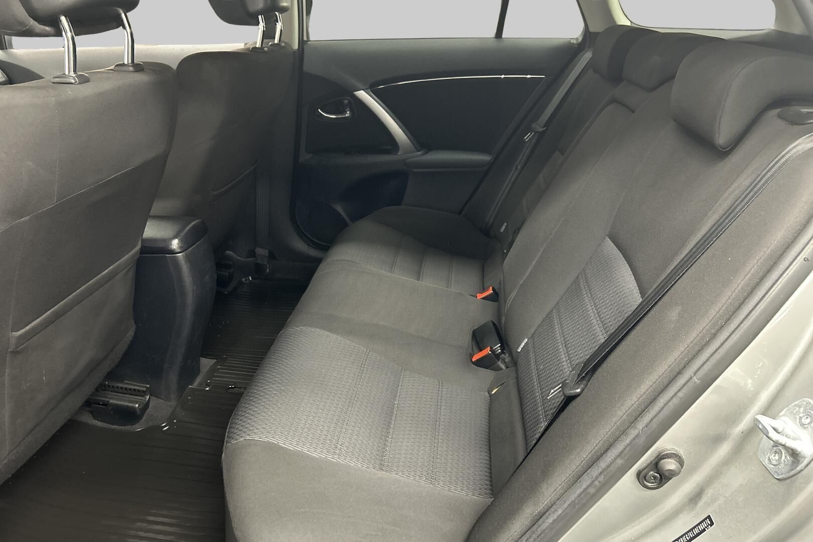 Toyota Avensis iso kuva 6