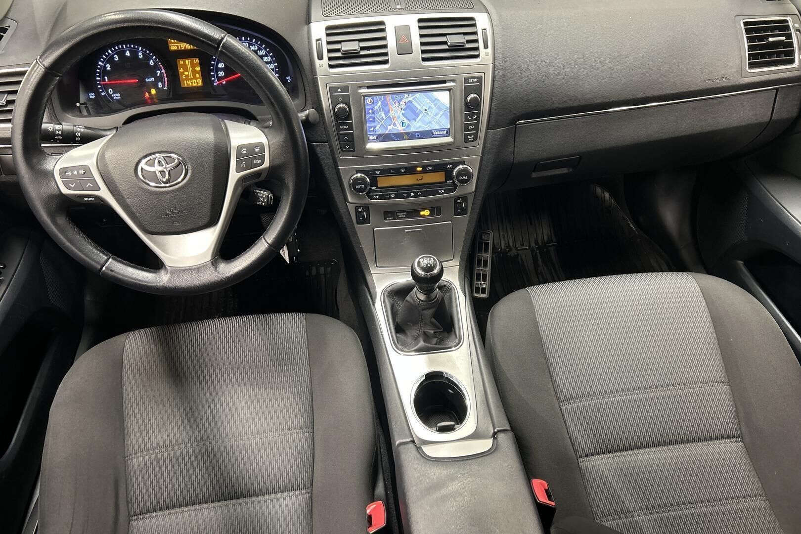 Toyota Avensis iso kuva 7