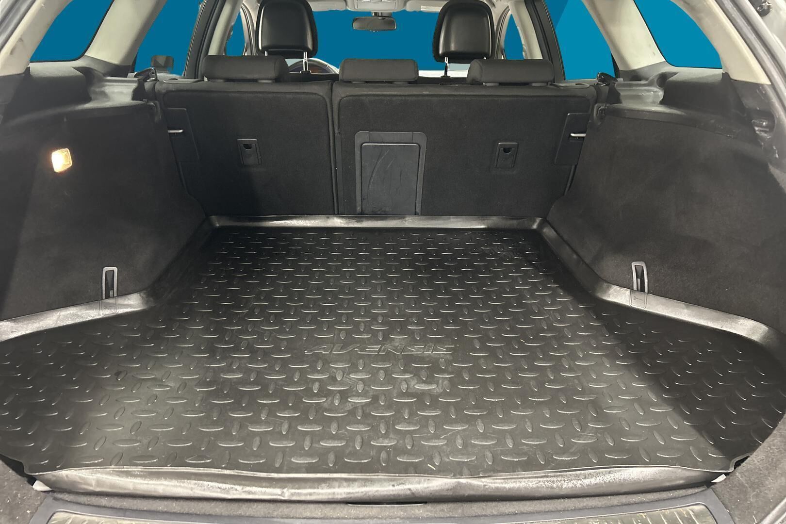 Toyota Avensis iso kuva 8