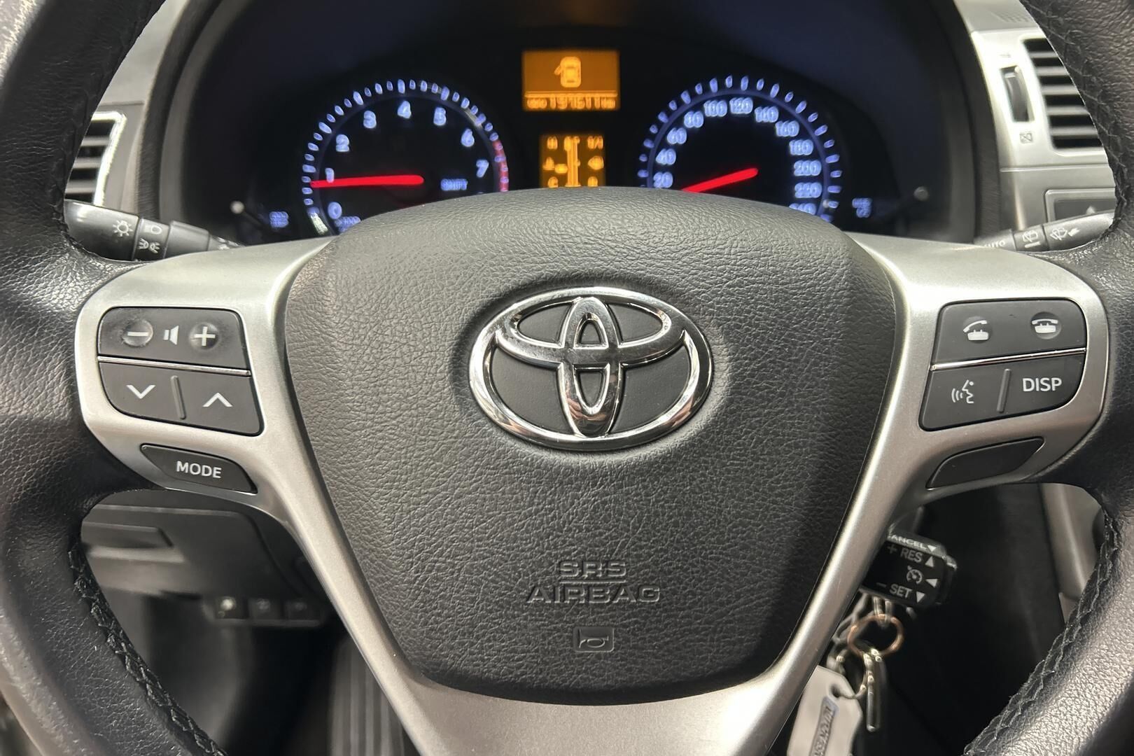 Toyota Avensis iso kuva 12