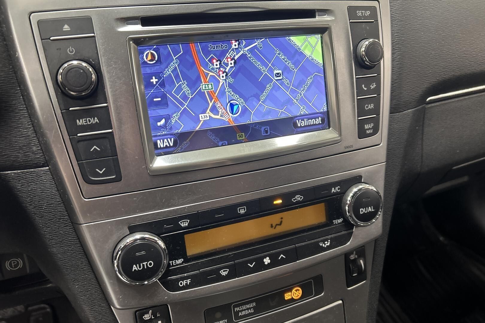 Toyota Avensis iso kuva 13