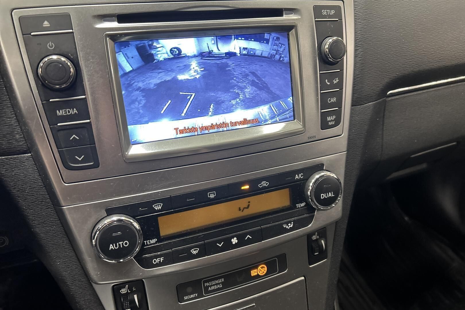 Toyota Avensis iso kuva 14