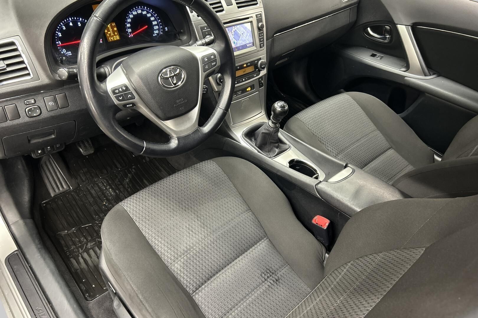 Toyota Avensis iso kuva 19