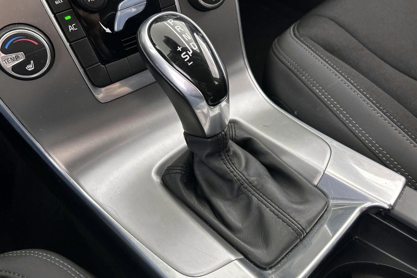 Volvo V60 iso kuva 18