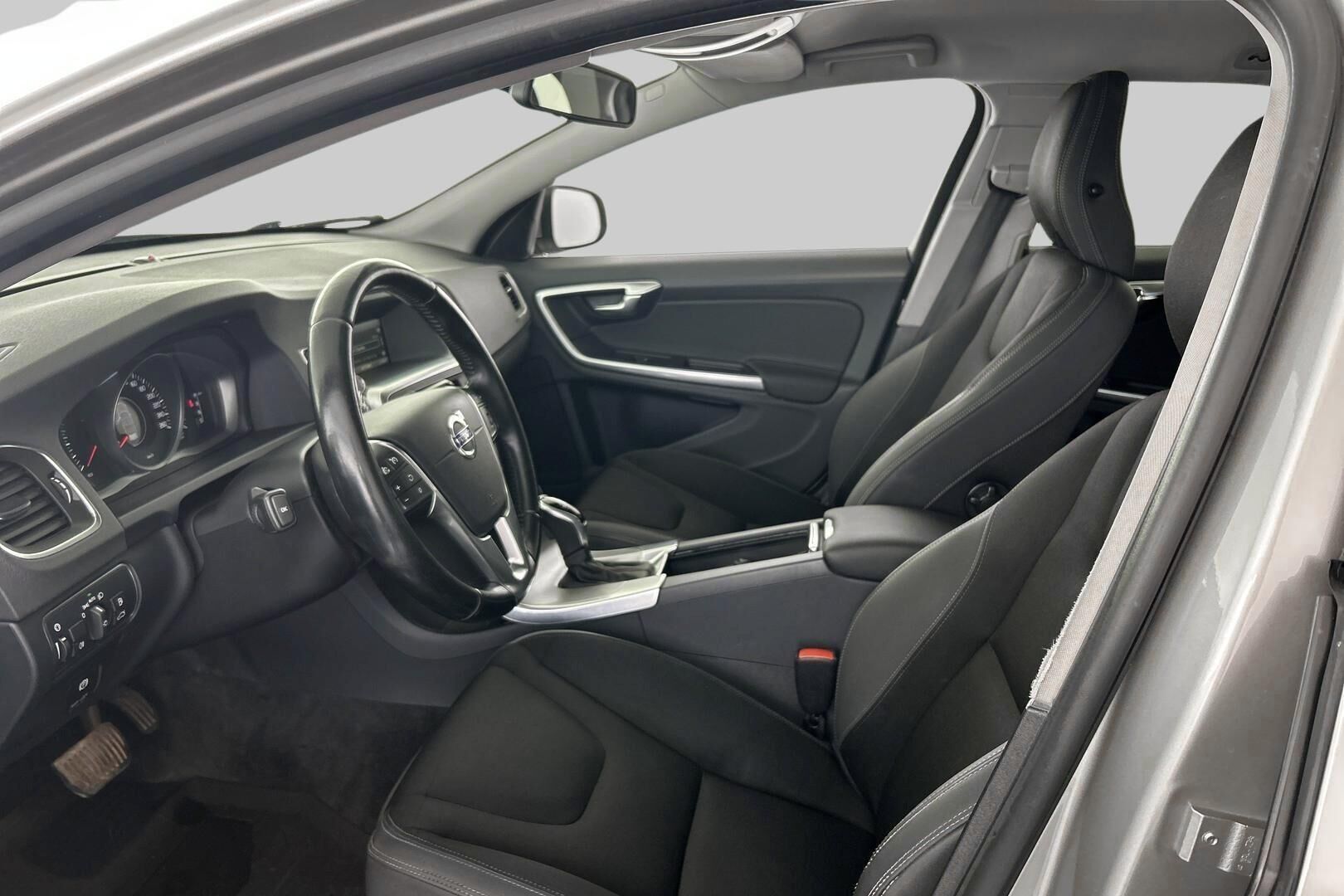 Volvo V60 iso kuva 21