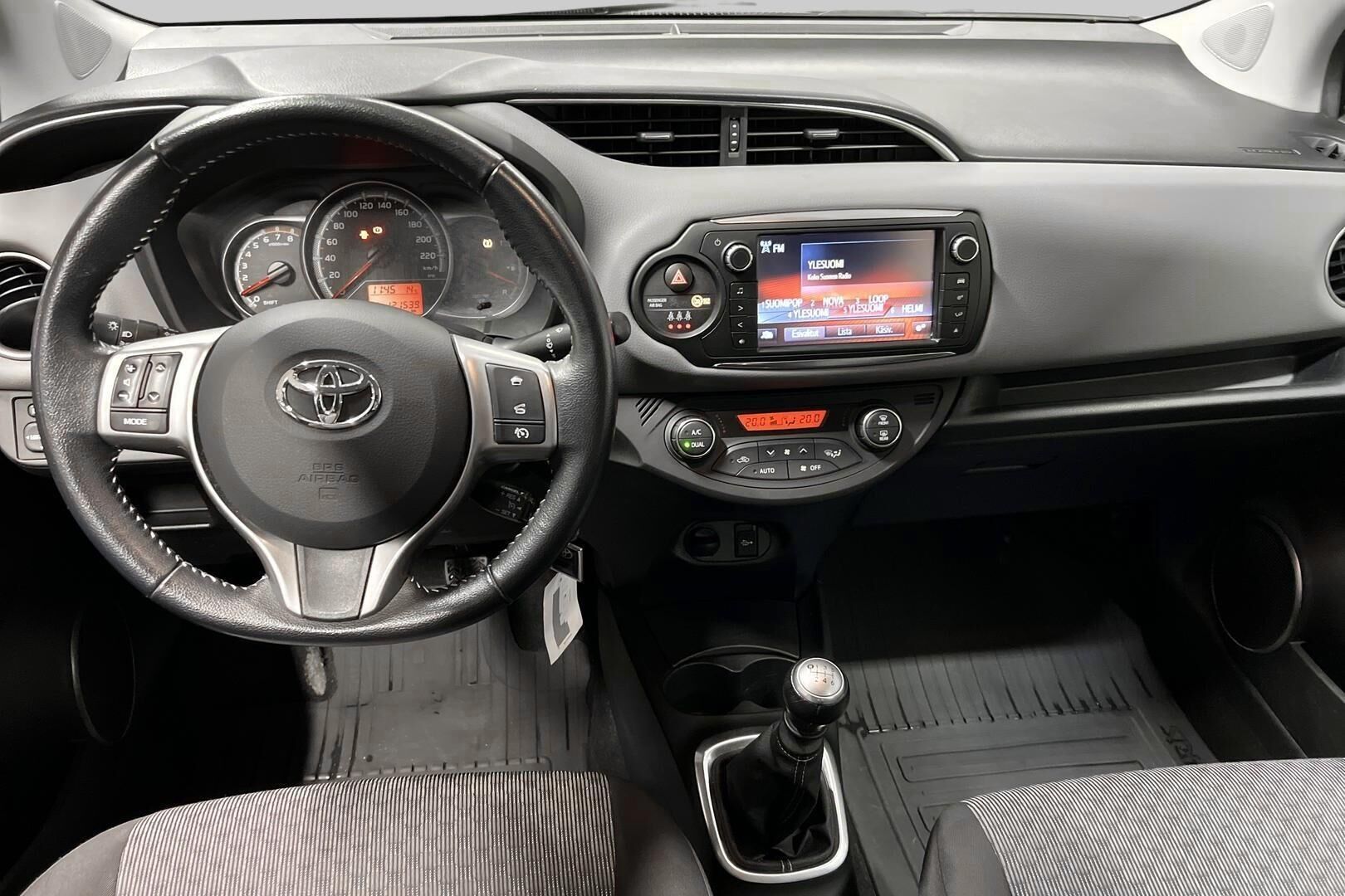 Toyota Yaris iso kuva 11