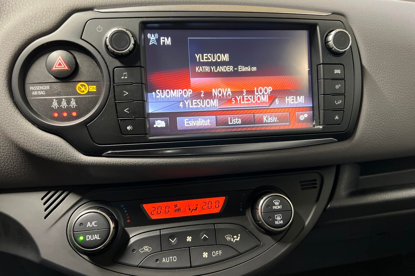 Toyota Yaris iso kuva 15