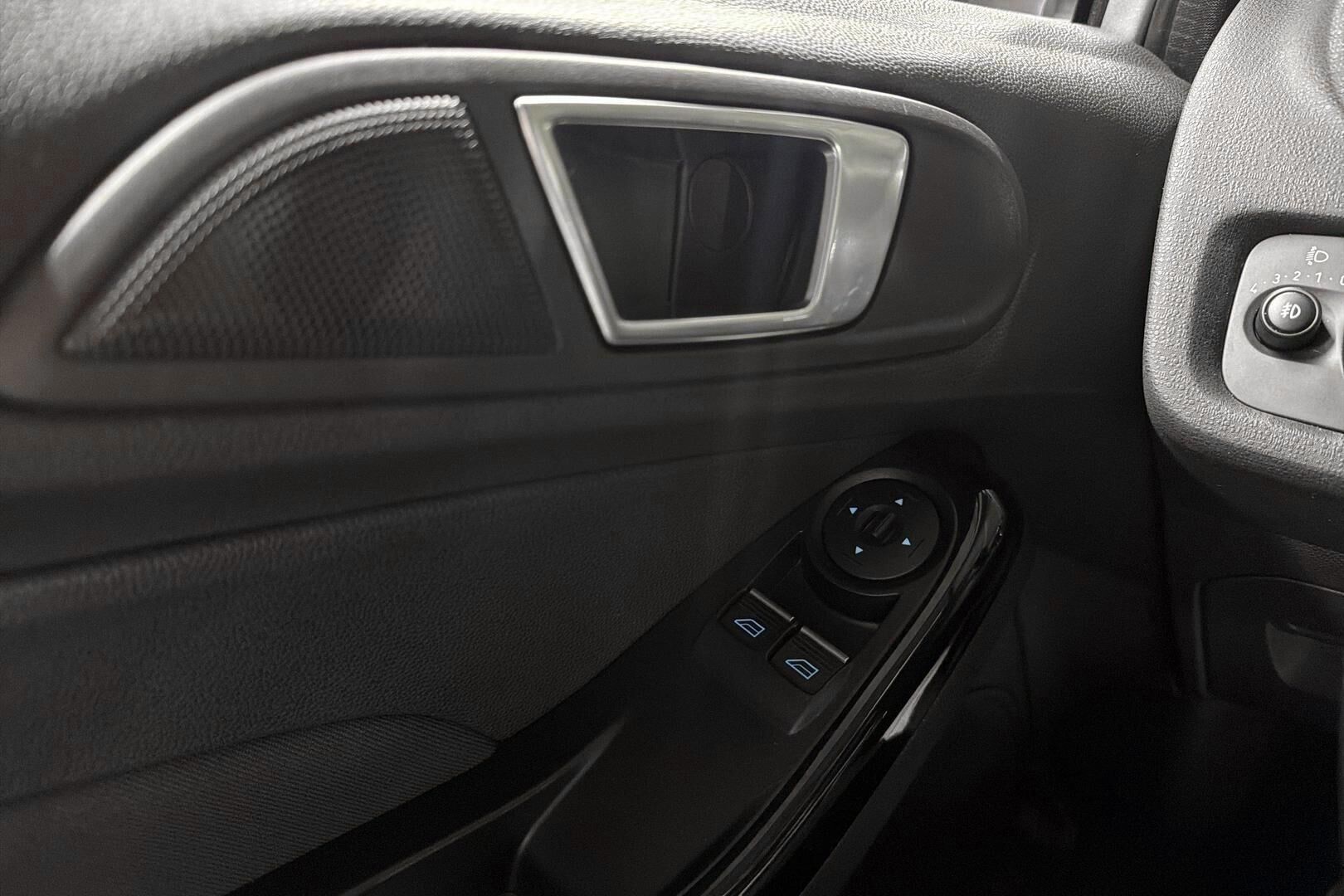 Ford Fiesta iso kuva 17