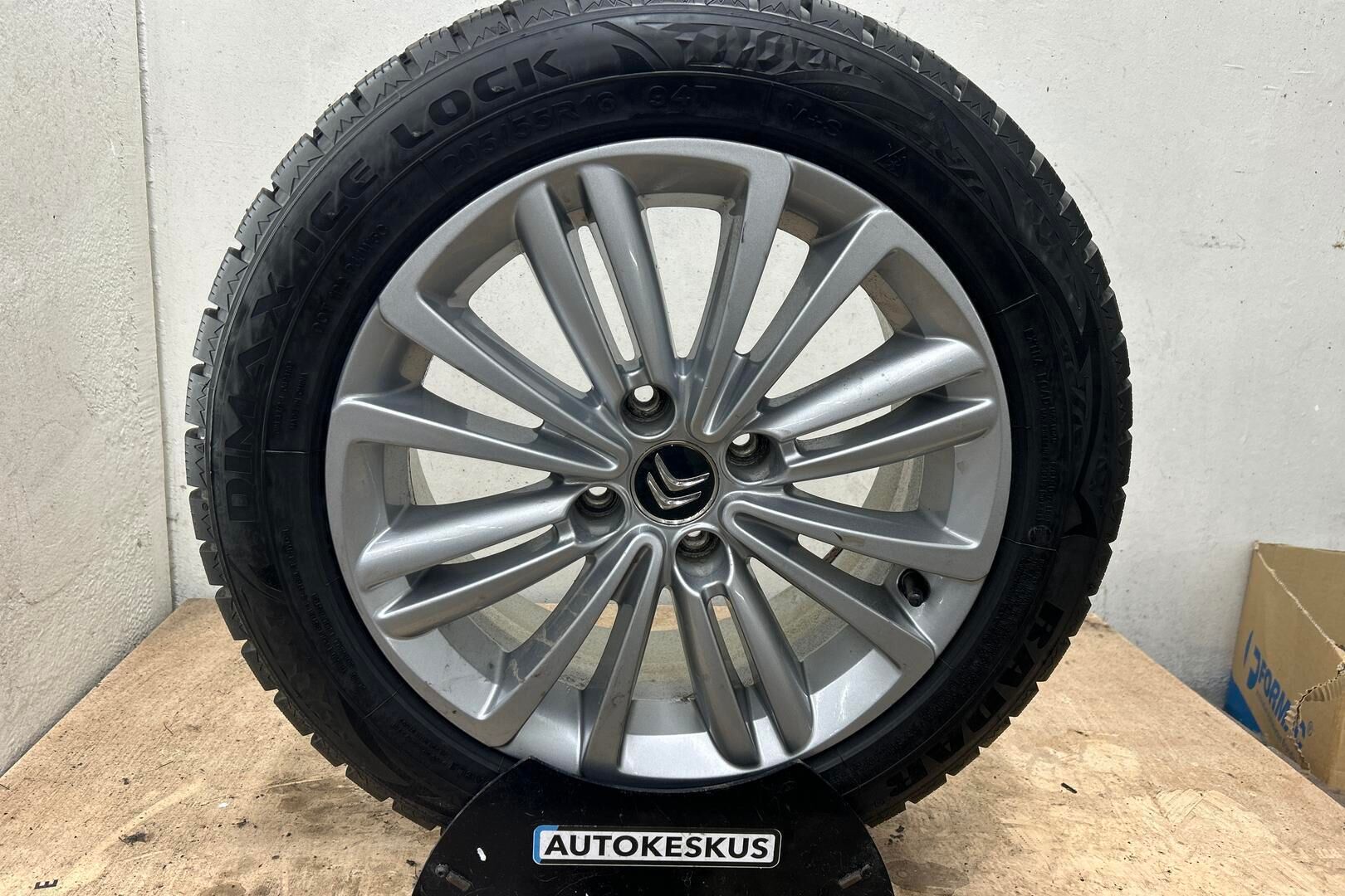 Citroen C4 iso kuva 24