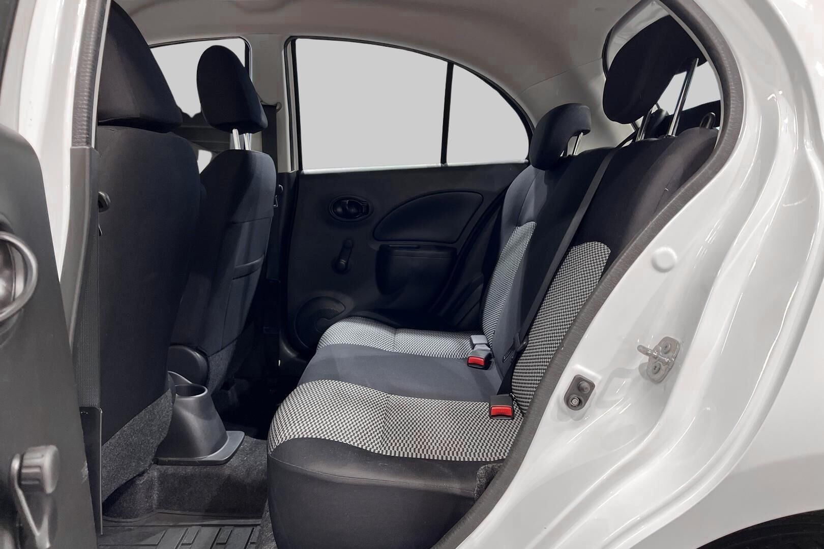 Nissan Micra iso kuva 10
