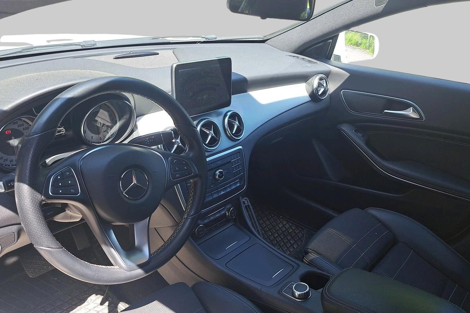 Mercedes-Benz CLA iso kuva 2