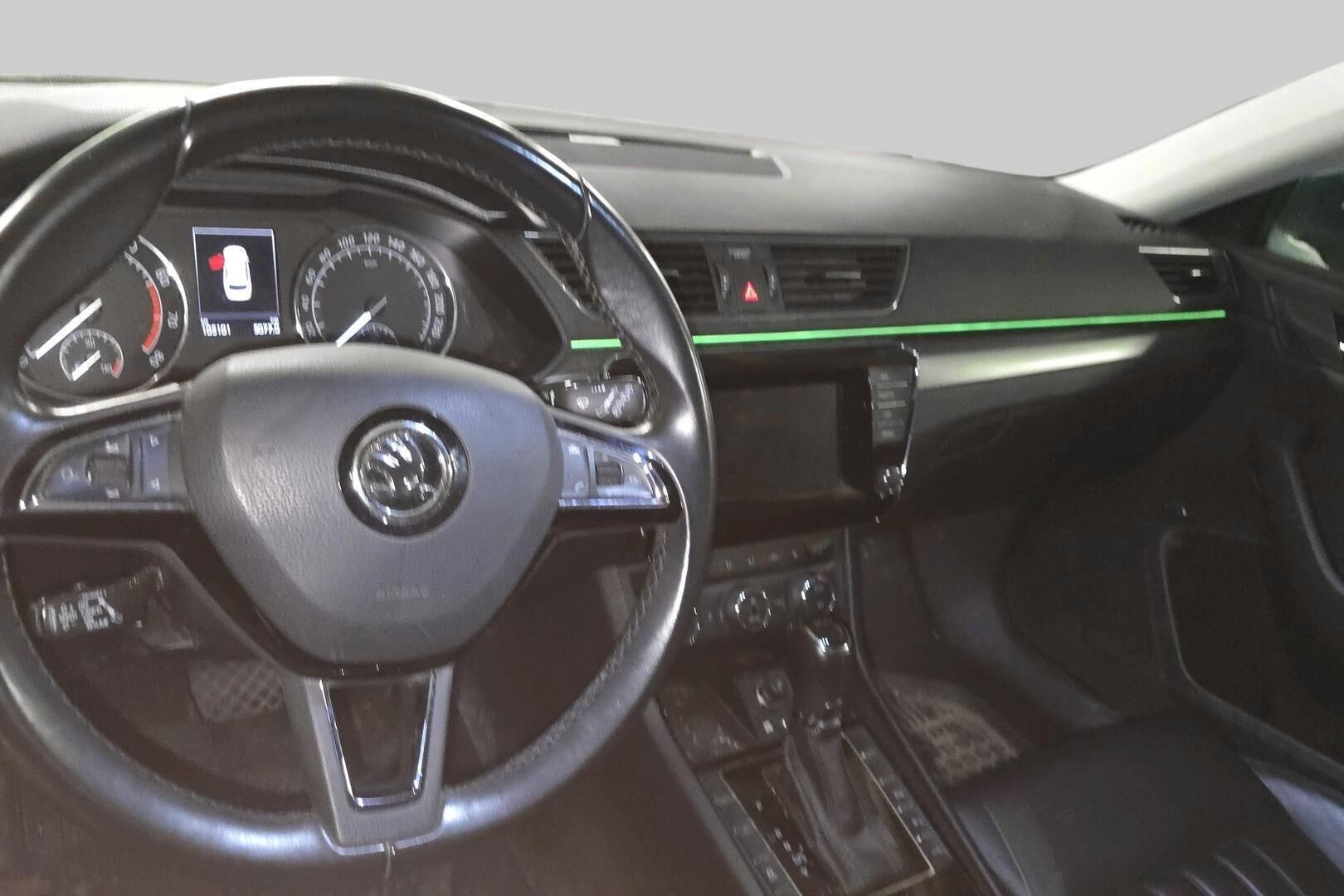 Skoda Superb iso kuva 1