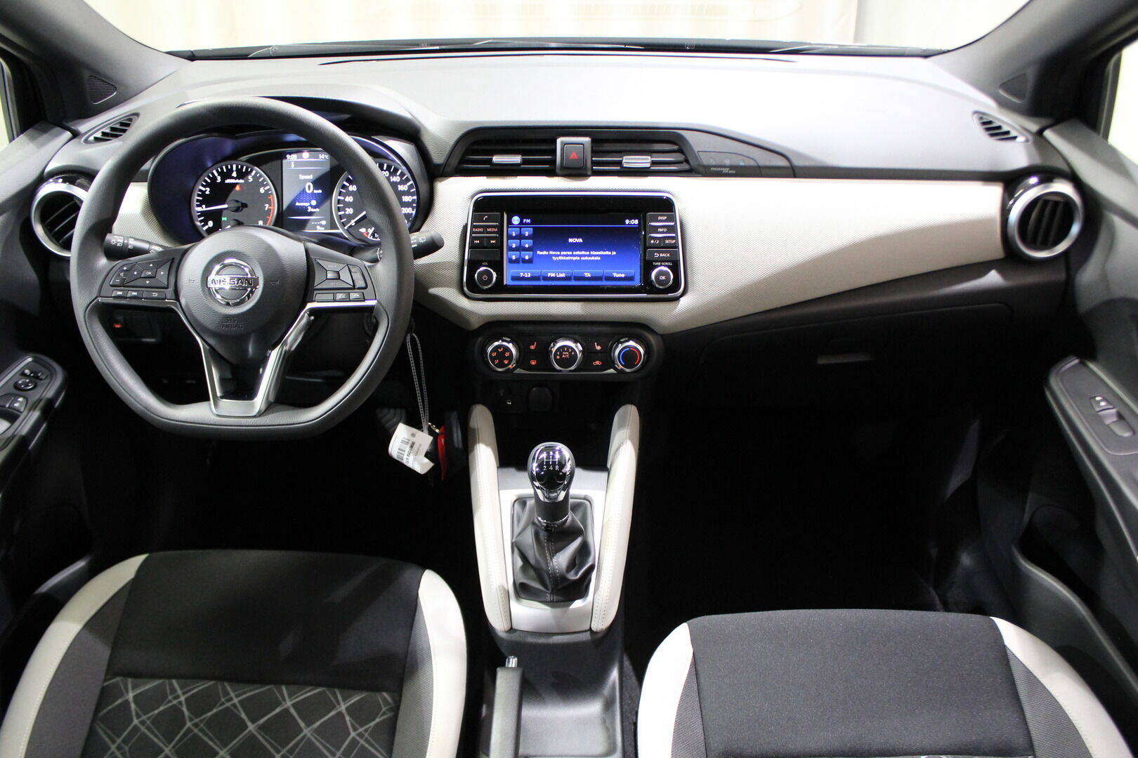 Nissan Micra iso kuva 5