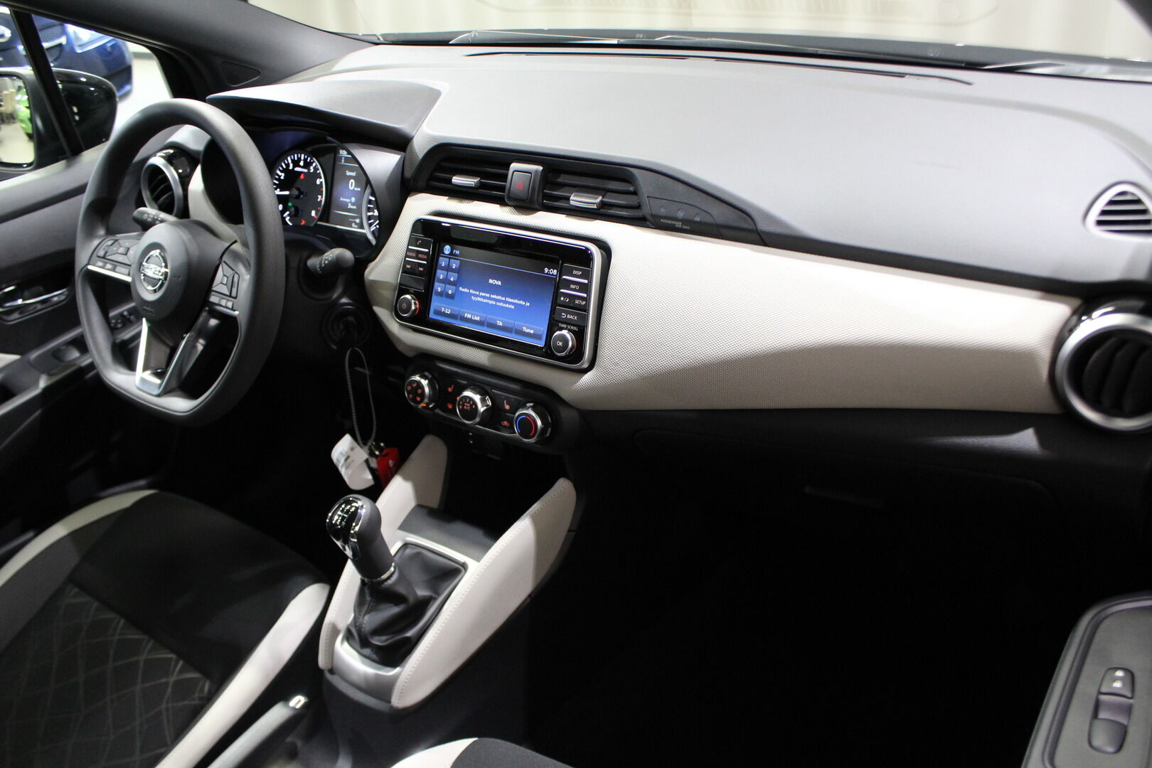 Nissan Micra iso kuva 6