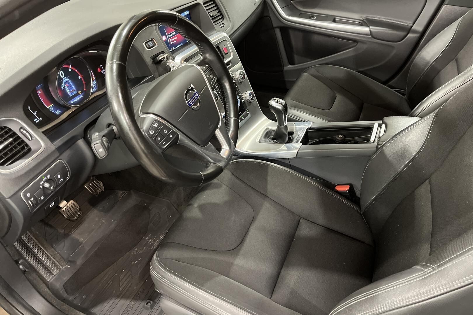 Volvo V60 Cross Country iso kuva 9