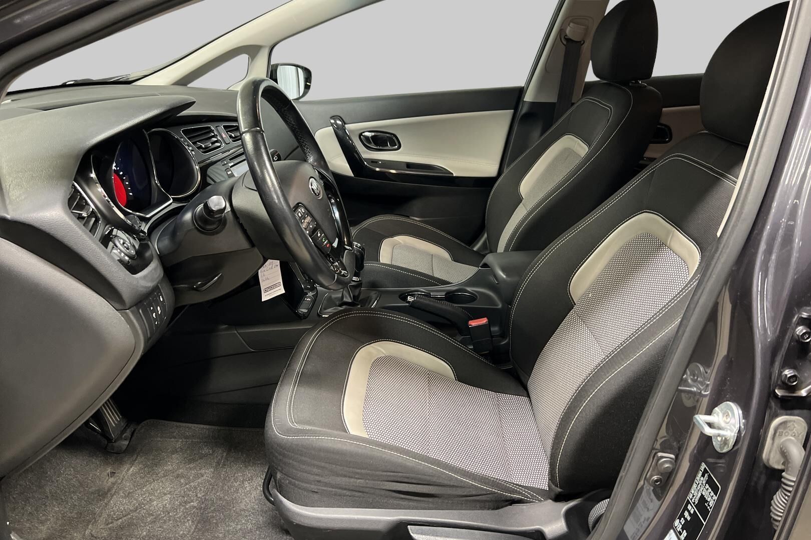 Kia cee'd iso kuva 9