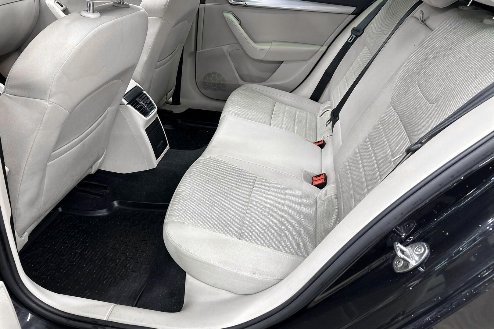 Skoda Octavia iso kuva 10
