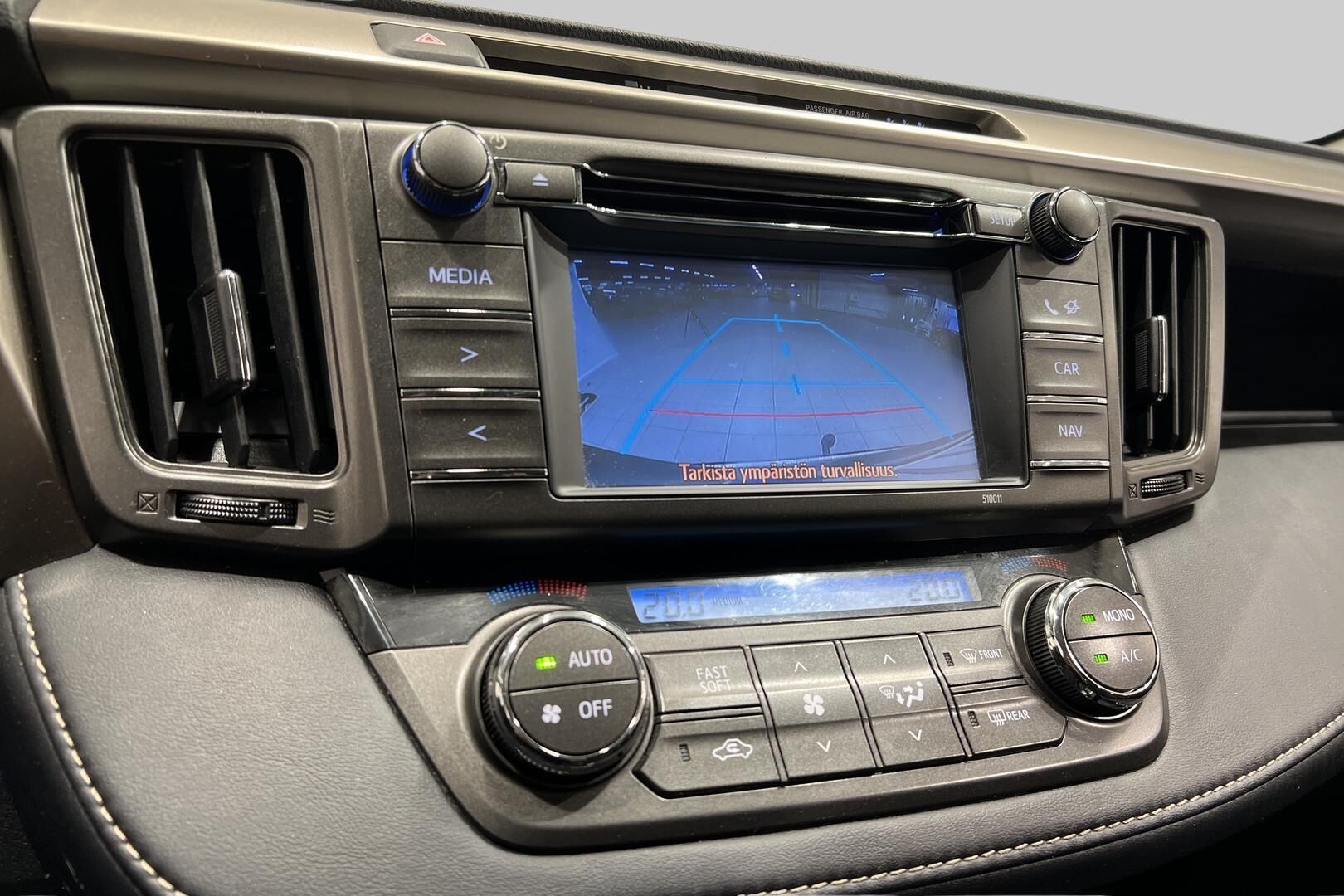 Toyota RAV4 iso kuva 13