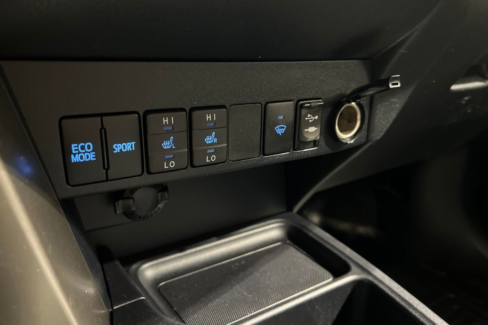 Toyota RAV4 iso kuva 15