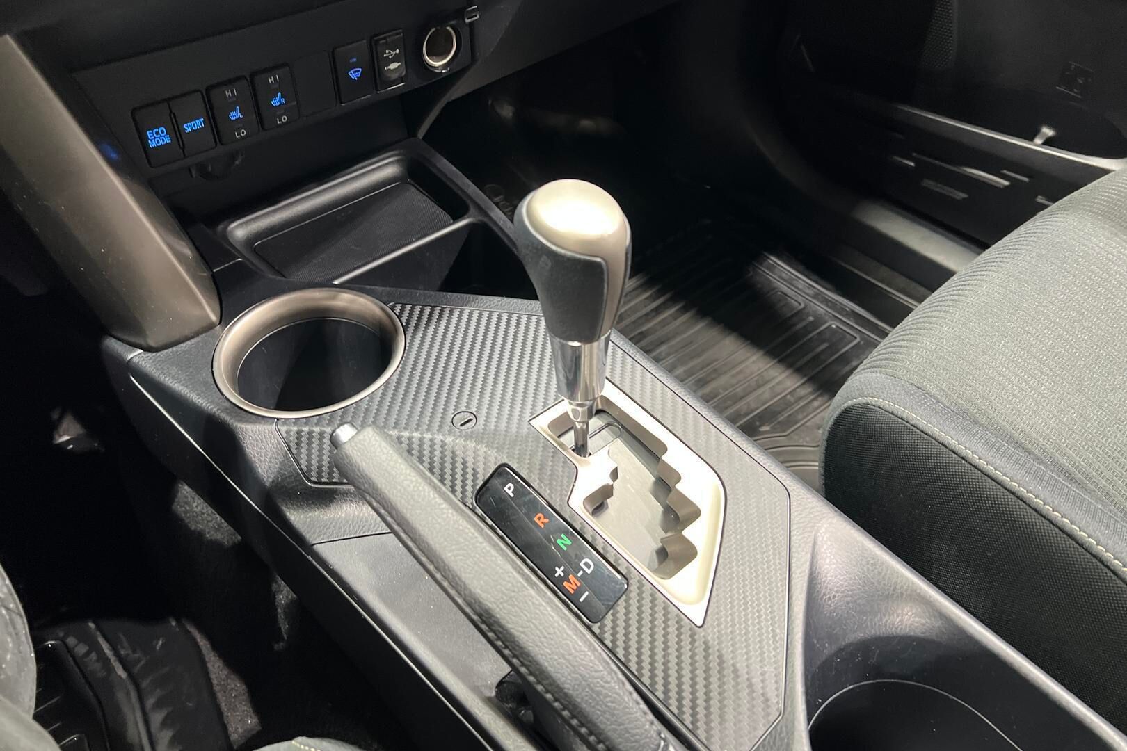 Toyota RAV4 iso kuva 16