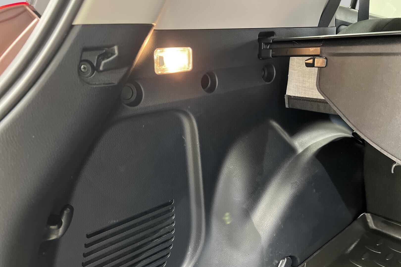 Toyota RAV4 iso kuva 24