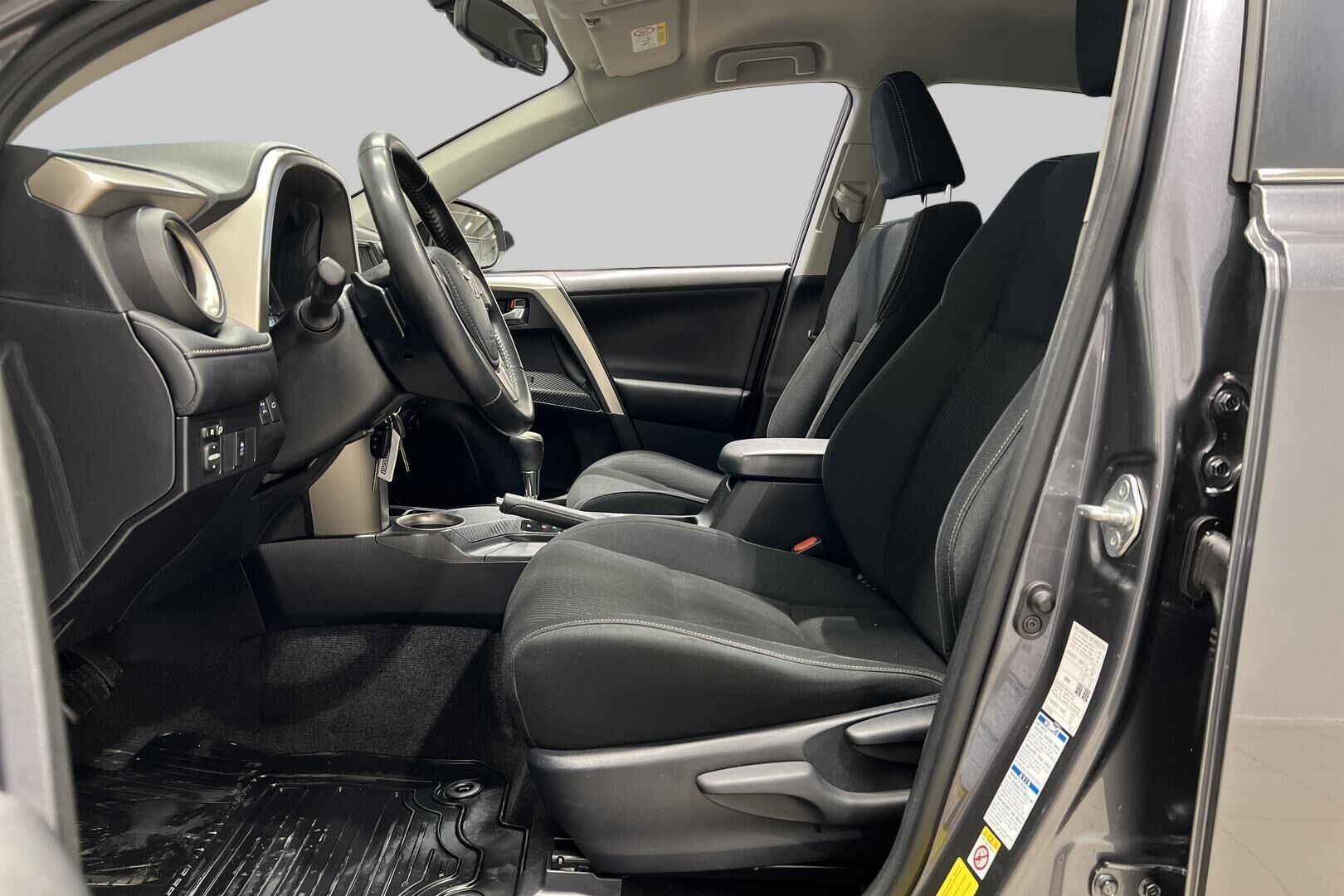 Toyota RAV4 iso kuva 8