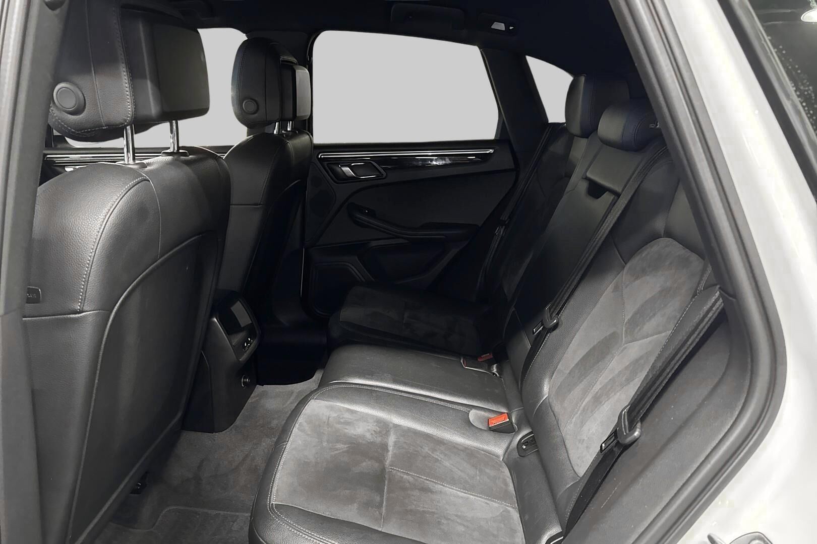Porsche Macan iso kuva 8