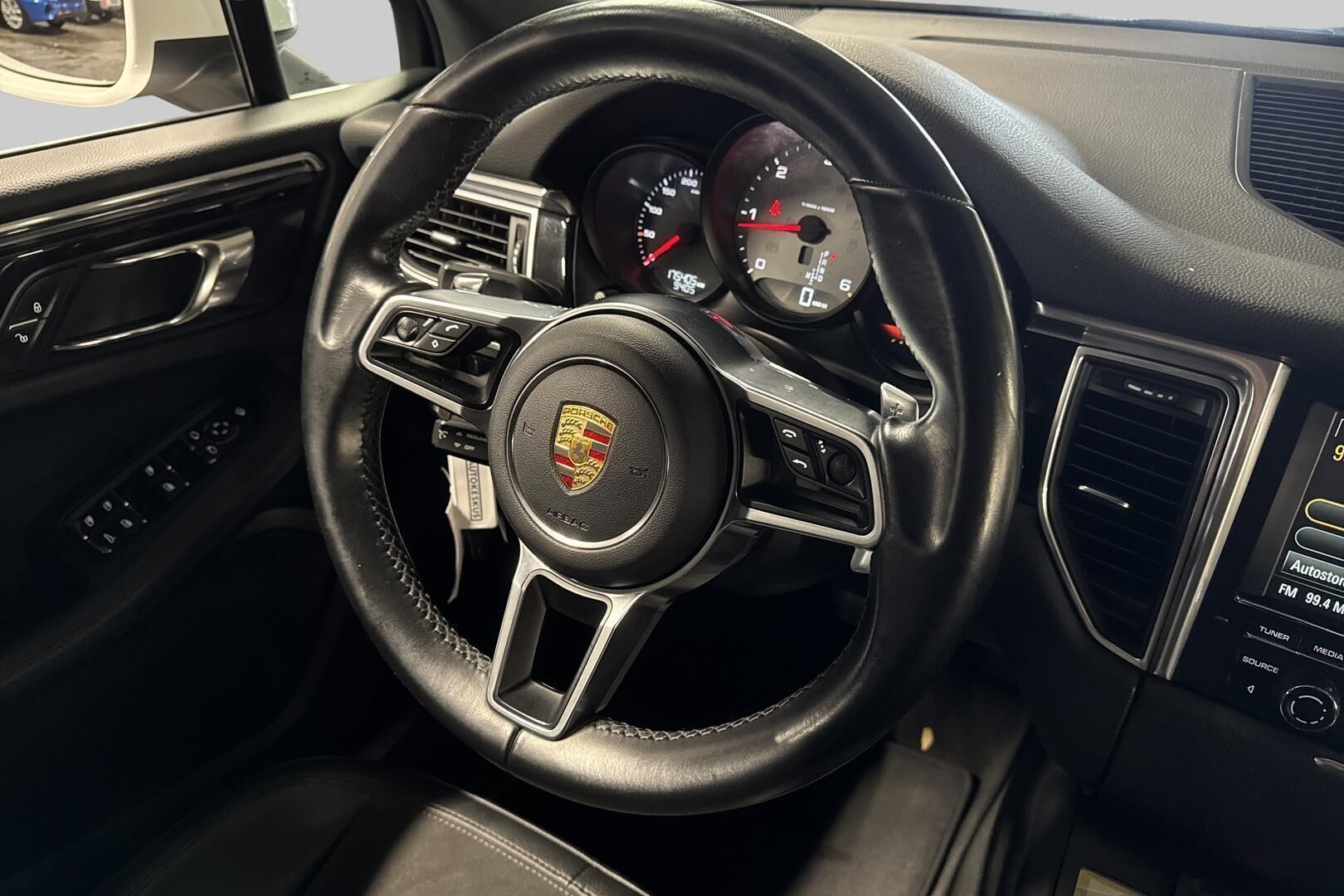 Porsche Macan iso kuva 11