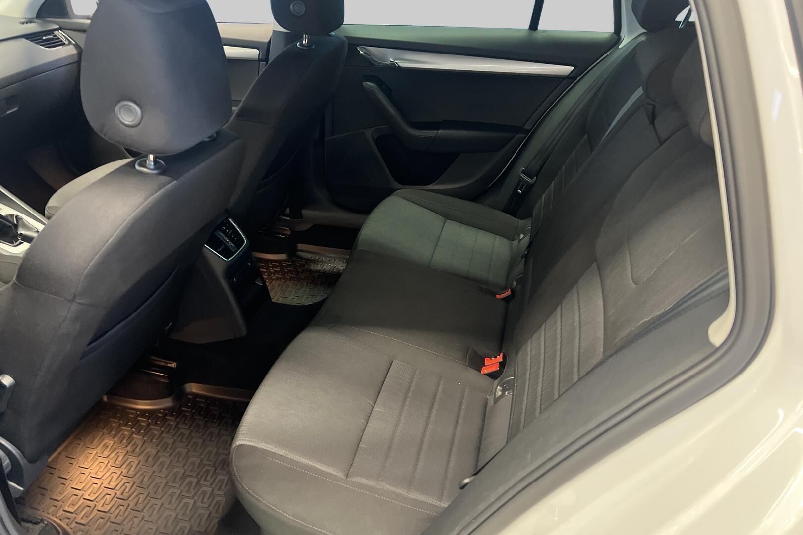 Skoda Octavia iso kuva 10